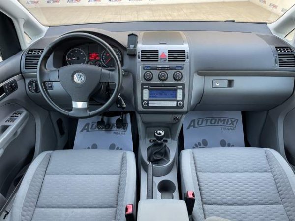Tirane, shes makine Volkswagen touran Viti 2008, 5.600 Euro