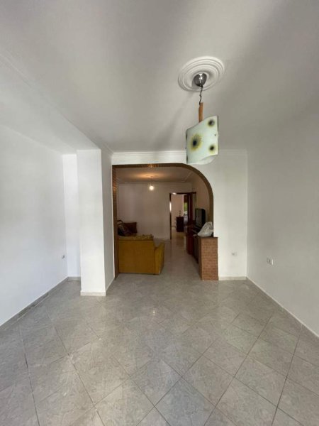 Tirane, jepet me qera zyre Kati 3, 100 m² 600 Euro (Tirana e Re)