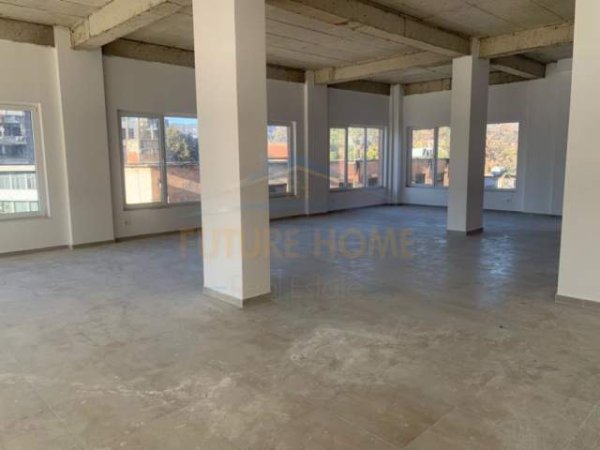 Tirane, jepet me qera ambjent biznesi Kati 2, 223 m² 2.000 Euro (Rruga e Dibres) PARK28335