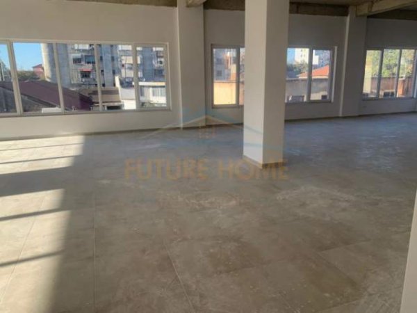 Tirane, jepet me qera ambjent biznesi Kati 2, 223 m² 2.000 Euro (Rruga e Dibres) PARK28335