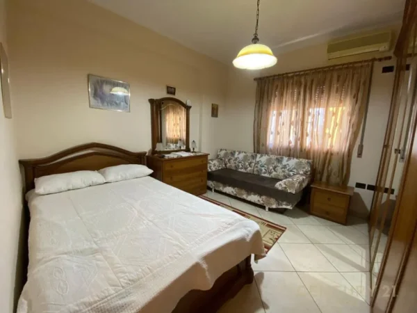 Tirane, jepet me qera apartament 1+1+Ballkon Kati 4, 64 m² 800 € (rruga e kavajes)