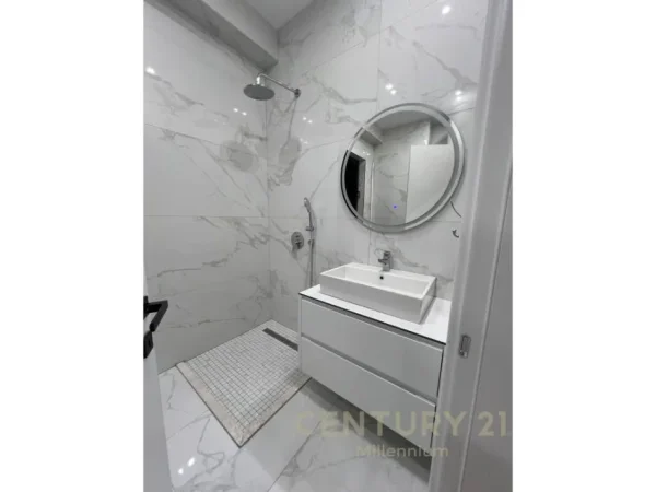 Tirane, jepet me qera apartament 2+1 Kati 17, 125 m² 1.500 € (e kavajes)