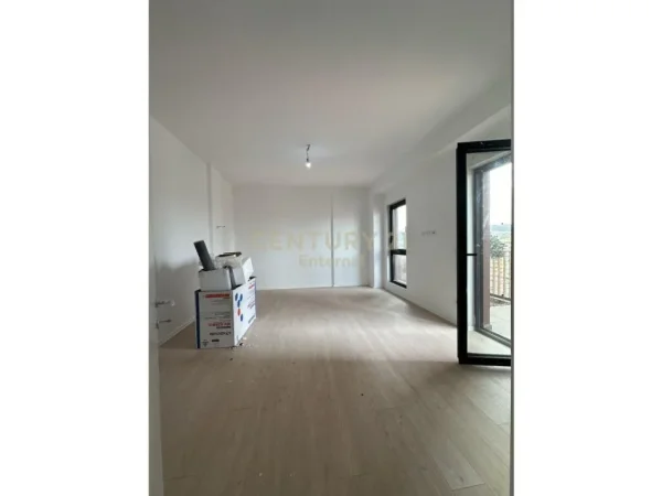 Tirane, jepet me qera apartament 2+1 Kati 8, 110 m² 950 € (e kavajes)