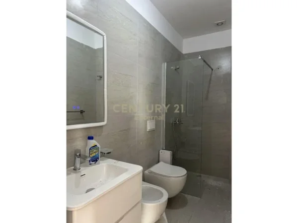 Tirane, jepet me qera apartament 2+1 Kati 8, 110 m² 950 € (e kavajes)