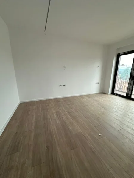 Tirane, jepet me qera zyre Kati 13, 160 m² 1.000 € (Residenca Tirana Garden Building)