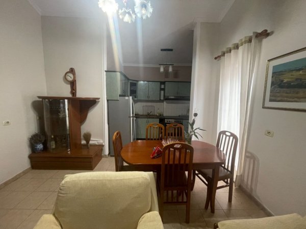 Tirane, jepet me qera apartament 2+1 Kati 5, 130 m² 600 € (QSUT)
