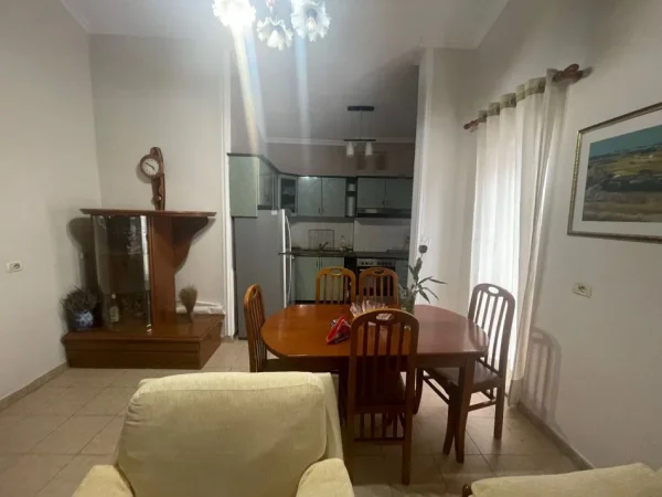 Tirane, jepet me qera apartament 2+1 Kati 5, 130 m² 600 € (QSUT)