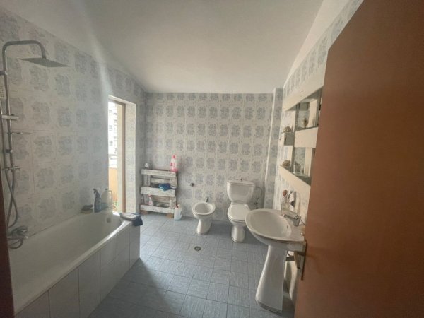 Tirane, jepet me qera apartament 2+1 Kati 5, 130 m² 600 € (QSUT)