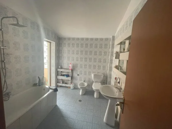 Tirane, jepet me qera apartament 2+1 Kati 5, 130 m² 600 € (QSUT)