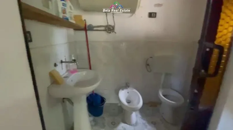 Tirane, jepet me qera ambjent biznesi Kati -1, 500 m² 650 € (Laprake)