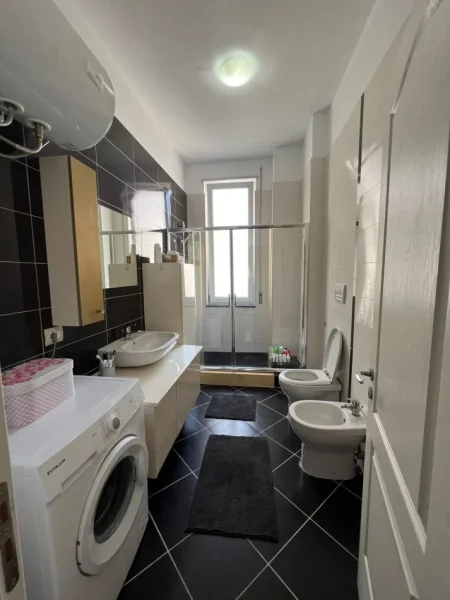 Tirane, jepet me qera apartament 1+1+Ballkon Kati 3, 65 m² 500 € (Kopshti Botanik)
