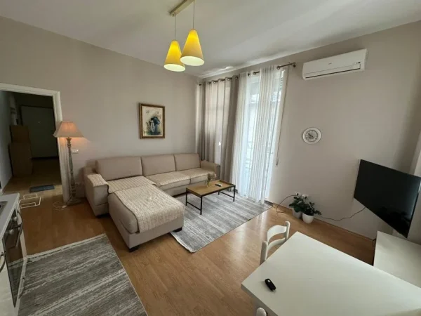 Tirane, jepet me qera apartament 1+1+Ballkon Kati 3, 65 m² 500 € (Kopshti Botanik)
