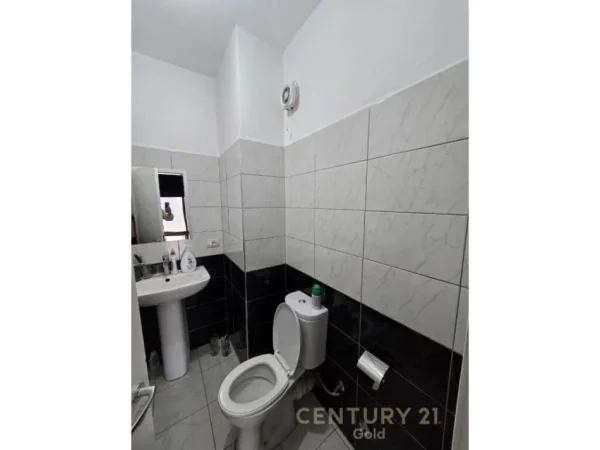 Tirane, shitet dyqan Kati 0, 57 m² 140.000 € (pazari i ri)