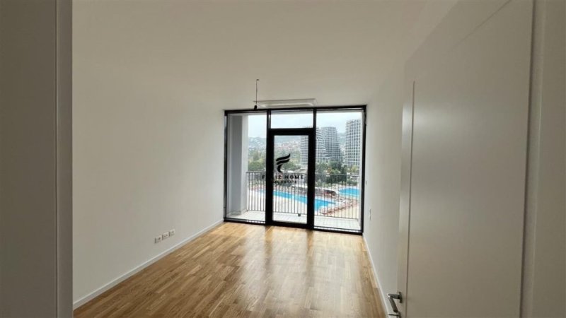 Tirane, jepet me qera zyre Kati 3, 125 m² 1.550 € (LIQENI ARTIFICIAL)