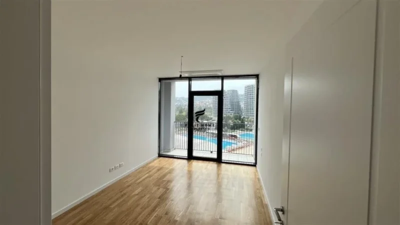 Tirane, jepet me qera zyre Kati 3, 125 m² 1.550 € (LIQENI ARTIFICIAL)