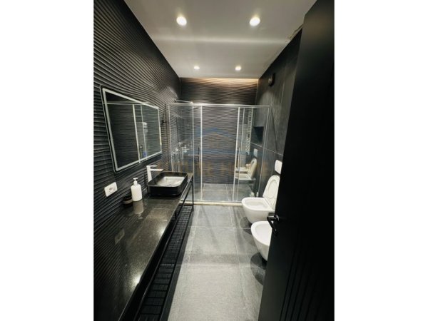 Tirane, jepet me qera apartament 2+1 Kati 4, 64 m² 1.500 € (Rruga e Barrikadave)