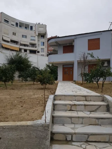 Tirane, jepet me qera Vile 2 Katshe Kati 2, 140 m² 500 € (KODRA E DIELLIT)