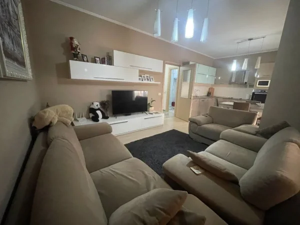 Tirane, jepet me qera apartament 2+1+Ballkon Kati 7, 130 m² 600 € (ASTIR)