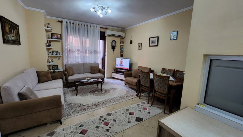 Tirane, jepet me qera apartament 2+1 Kati 5, 600 € 