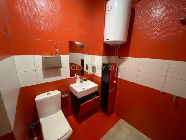 𝐓𝐢𝐫𝐚𝐧𝐞, 𝐣𝐞𝐩𝐞𝐭 𝐦𝐞 𝐪𝐞𝐫𝐚 𝐚𝐦𝐛𝐣𝐞𝐧𝐭 𝐛𝐢𝐳𝐧𝐞𝐬𝐢 𝐊𝐚𝐭𝐢 𝟏, 𝟕𝟎 𝐦² 𝟗𝟎𝟎 € (𝐏𝐚𝐳𝐚𝐫𝐢 𝐢 𝐫𝐢)