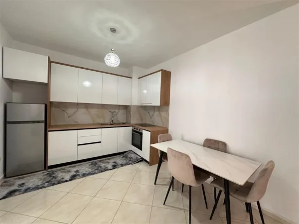 Tirane, jepet me qera apartament 2+1 Kati 4, 104 m² 500 € (tek Kompleksi Fratari)