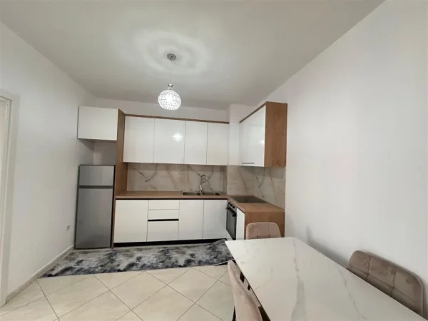 Tirane, jepet me qera apartament 2+1 Kati 4, 104 m² 500 € (tek Kompleksi Fratari)