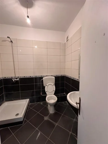 Tirane, jepet me qera apartament 2+1 Kati 4, 104 m² 500 € (tek Kompleksi Fratari)