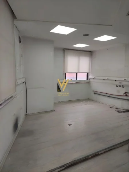 Tirane, jepet me qera ambjent biznesi Kati 2, 140 m² 1.700 € (BULEVARDI I RI)