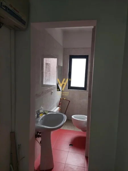 Tirane, jepet me qera ambjent biznesi Kati 2, 140 m² 1.700 € (BULEVARDI I RI)