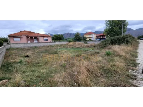 Korce, shitet toke , 600 m² 45.000 € (Rruga e Ersekës)