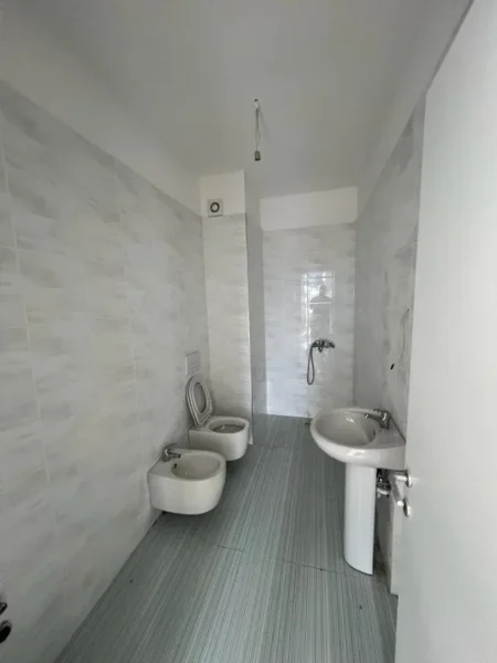 Tirane, jepet me qera apartament 2+1 Kati 1, 90 m² 600 € (Bulevardi i Ri)