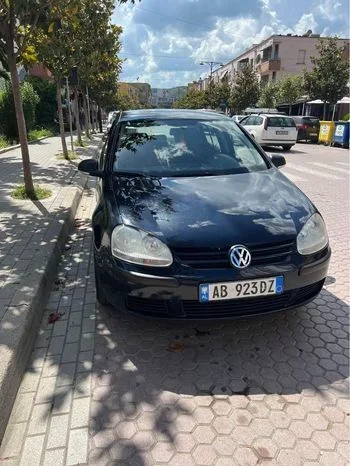 Elbasan, shitet makine Golf 5 2007 Nafte, blu e errët manuale Kondicioner 234.999 km 3.699 €