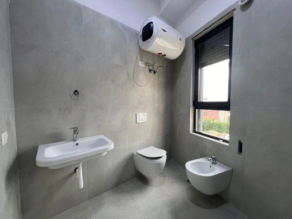 Tirane, jepet me qera apartament 2+1+Aneks+Ballkon Kati 1, 85 m² 500 € (ALI DEMI)