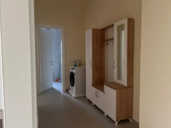 Tirane, jepet me qera apartament 2+1+Aneks+Ballkon Kati 1, 85 m² 500 € (ALI DEMI)