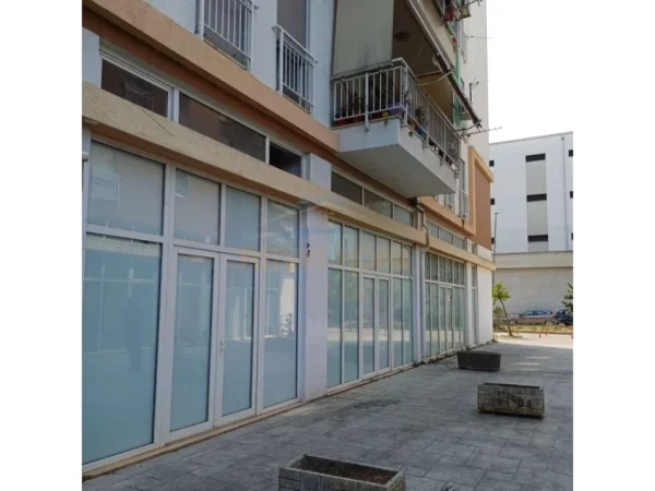 Tirane, jepet me qera ambjent biznesi Kati 0, 118 m² 850 € (Jordan Misja)