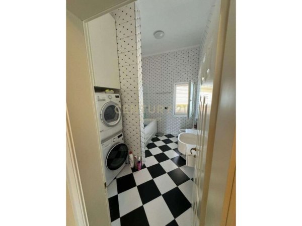 Tirane, shes apartament 3+1+2+ 2 POSTE PARKIMI , 204 m² 420.000 € (Liqeni i Thatë)
