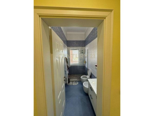 Tirane, shes apartament 3+1+2+ 2 POSTE PARKIMI , 204 m² 420.000 € (Liqeni i Thatë)