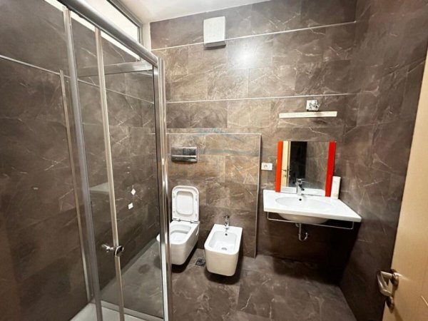 Tirane, jepet me qera Kati 4, 132 m² 1.500 € (Garda)