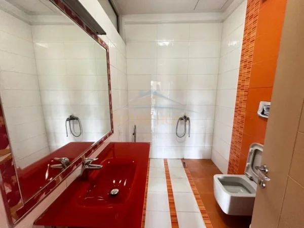 Tirane, jepet me qera Kati 4, 132 m² 1.500 € (Garda)