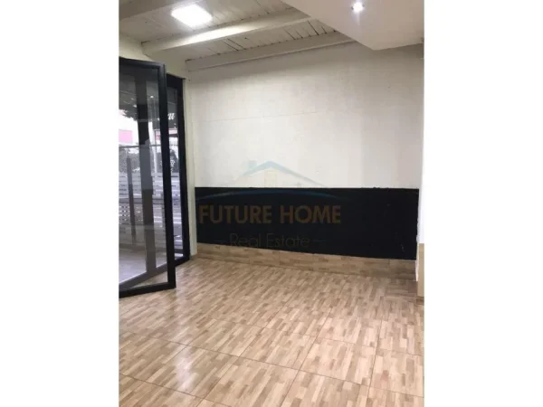 Tirane, jepet me qera ambjent biznesi Kati -1, 40 m² 400 € (Laprake)