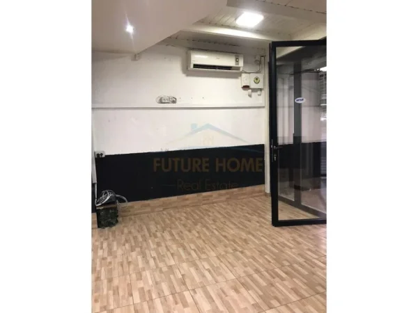 Tirane, jepet me qera ambjent biznesi Kati -1, 40 m² 400 € (Laprake)