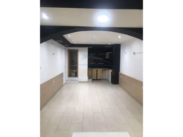 Tirane, jepet me qera ambjent biznesi Kati -1, 40 m² 400 € (Laprake)