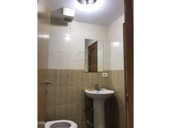Tirane, jepet me qera ambjent biznesi Kati -1, 40 m² 400 € (Laprake)