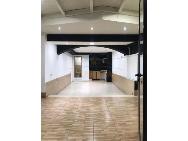 Tirane, jepet me qera ambjent biznesi Kati -1, 40 m² 400 € (Laprake)