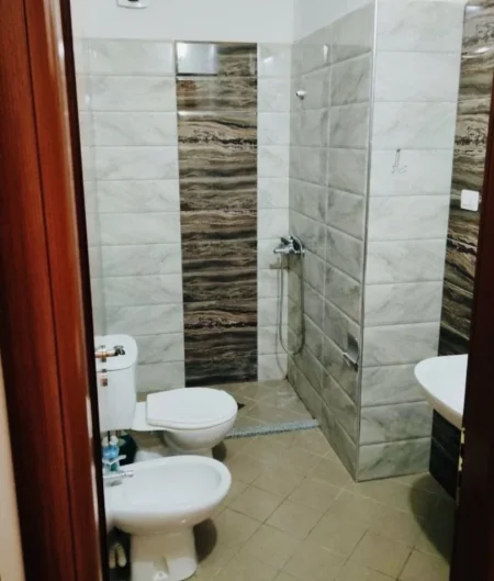 Vlore, jepet me qera apartament 1+1+Ballkon Kati 4, 350 € (Plazhi i Vjeter)