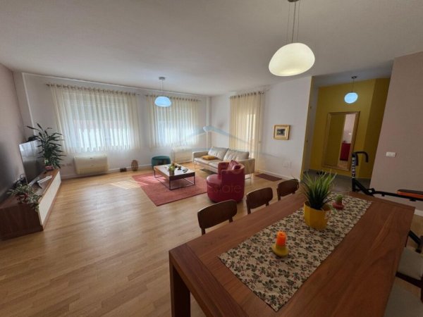 Tirane, jepet me qera apartament 3+1+Aneks+Ballkon Kati 2, 186 m² 1.500 € (Sauk)