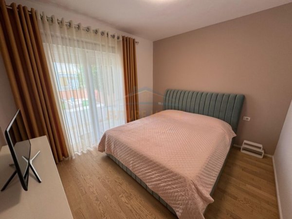 Tirane, jepet me qera apartament 3+1+Aneks+Ballkon Kati 2, 186 m² 1.500 € (Sauk)