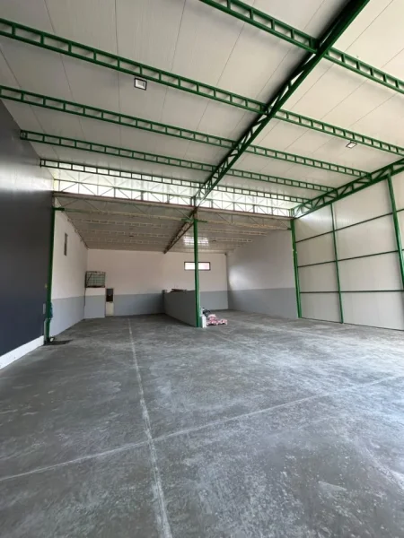 Tirane, jepet me qera magazine Kati 0, 250 m² 1.300 € (Vore)