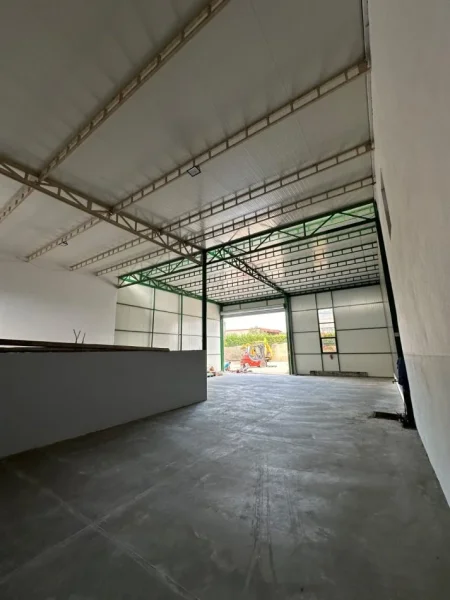 Tirane, jepet me qera magazine Kati 0, 250 m² 1.300 € (Vore)