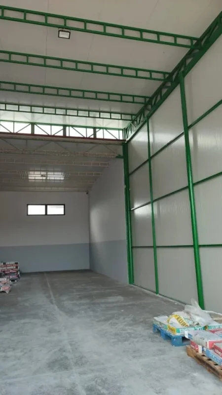 Tirane, jepet me qera magazine Kati 0, 250 m² 1.300 € (Vore)